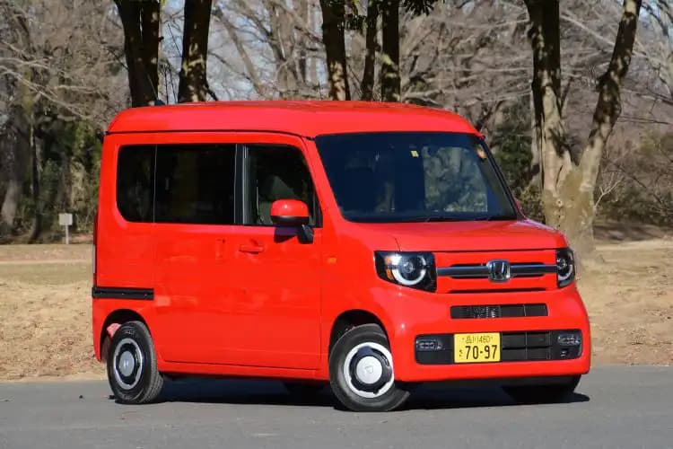 N-VANは助手席側のワイドなドア開口部が特徴的なFF方式の商用バン