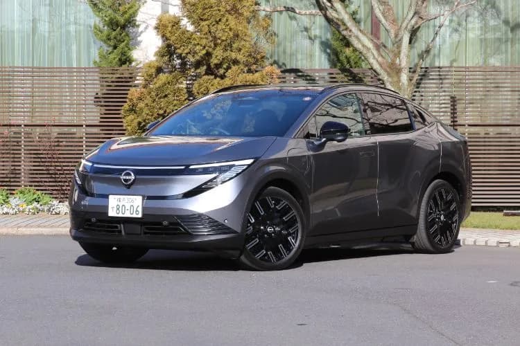 モダンなデザインとBEV特有のスムーズな走りの新型リーフ