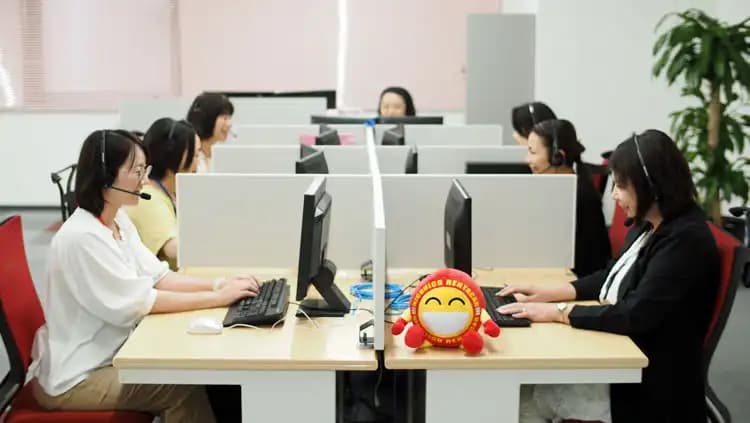 チームで情報を共有しながらお客様へお応えするカスタマーセンターの様子