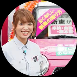 商談スペースでお客様と向き合う店長