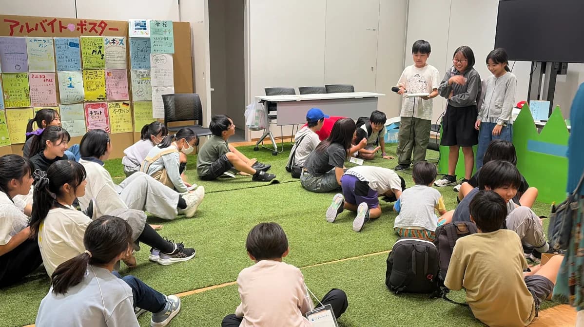 イベント終了後、新市長のあいさつを聞く子どもたち