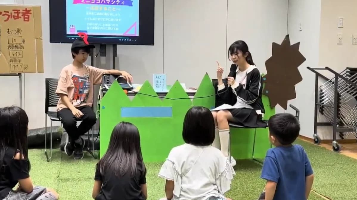 朝の説明会でマイクを持って話す子どもたち