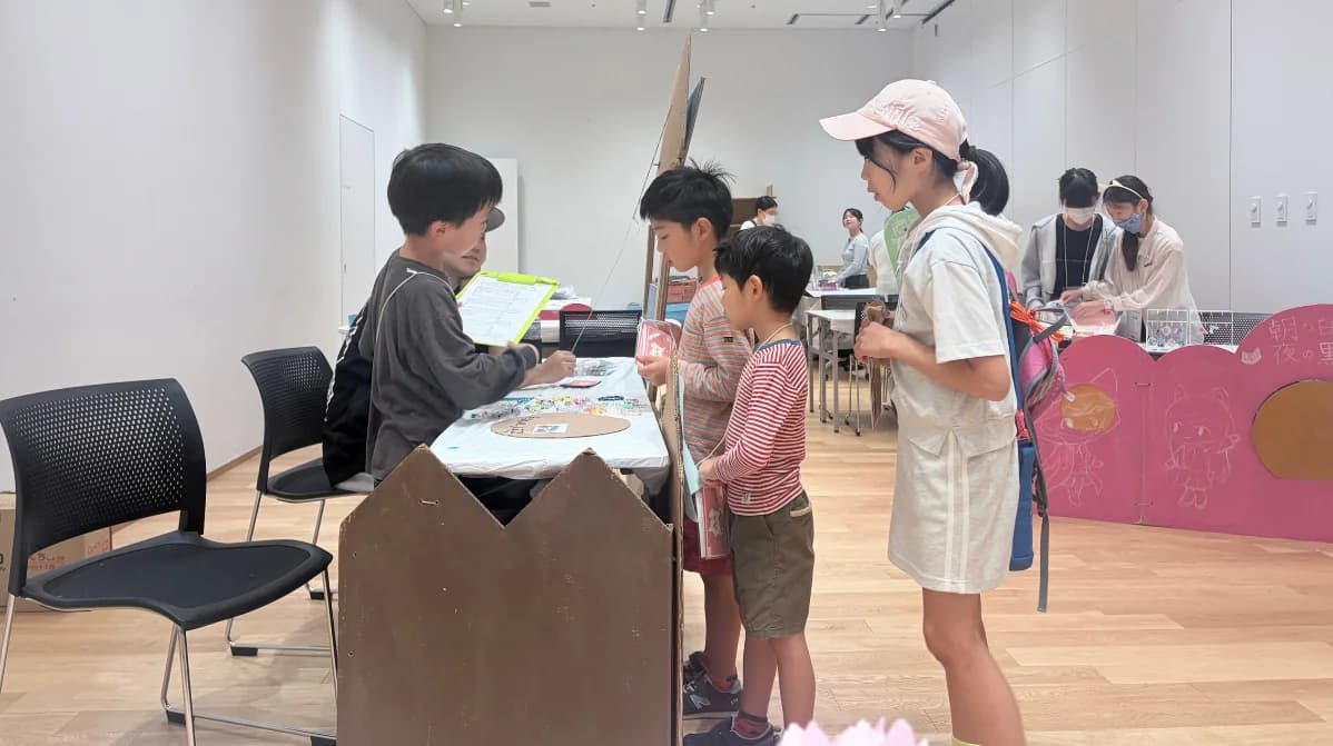 段ボールで作ったお店の準備を進める子どもたち