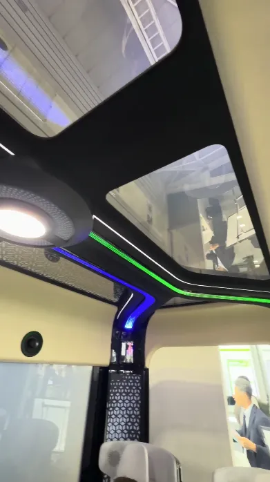 完全自動運転の未来をイメージした車内