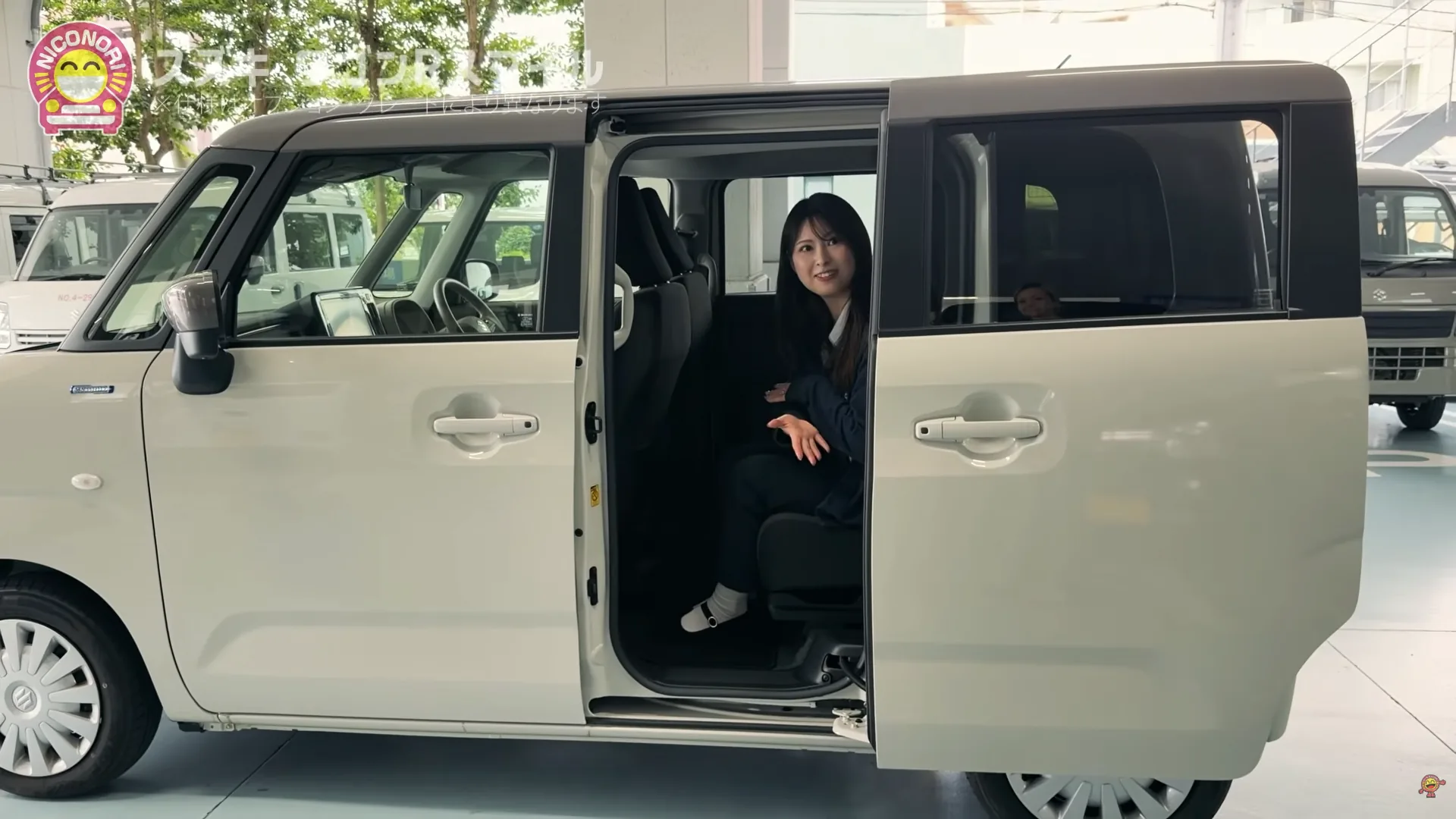 ワゴンRスマイルの車内