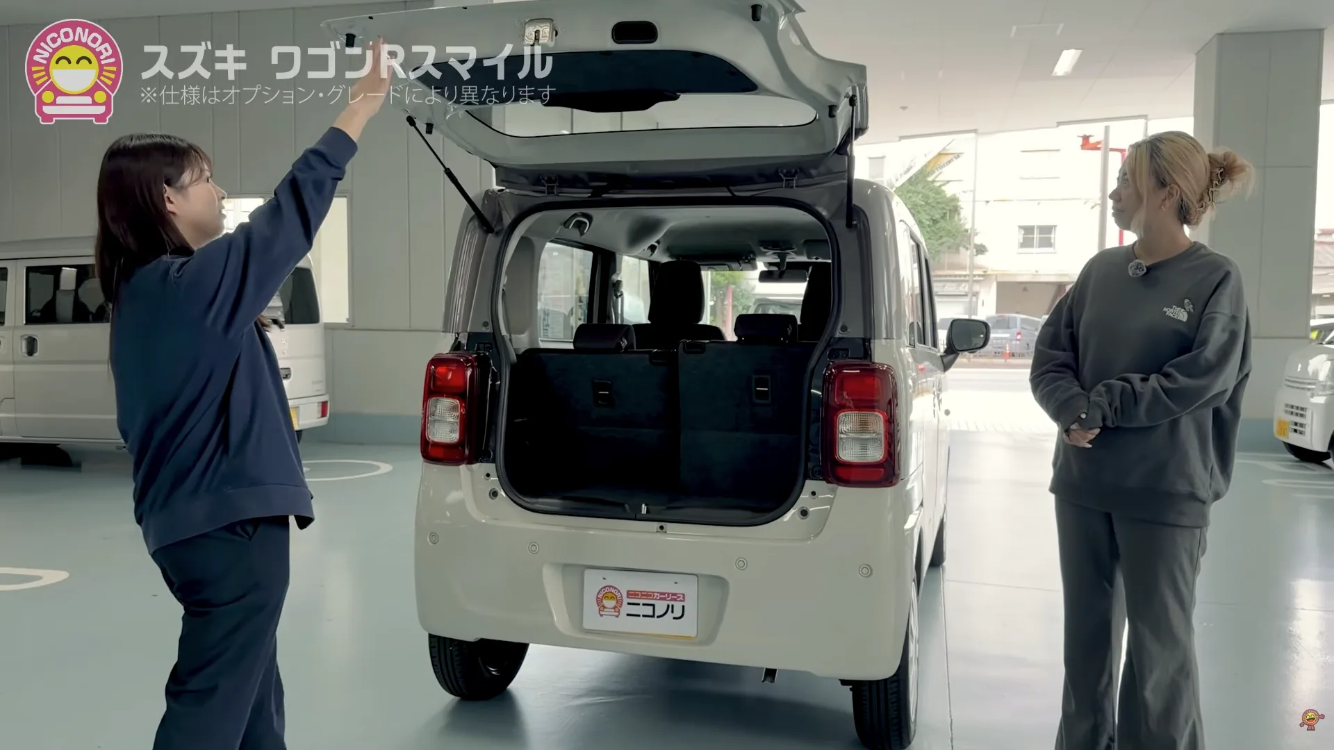 左右別々に動くワゴンRスマイルの後席