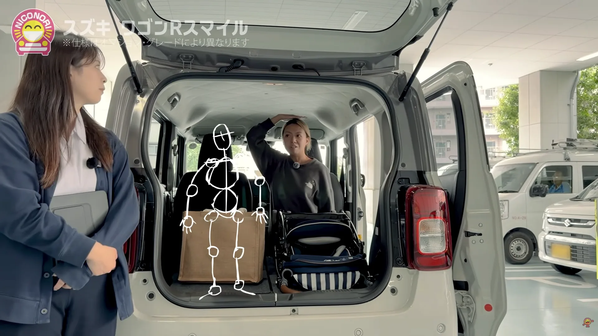 片側だけ前に出したワゴンRスマイルの後席