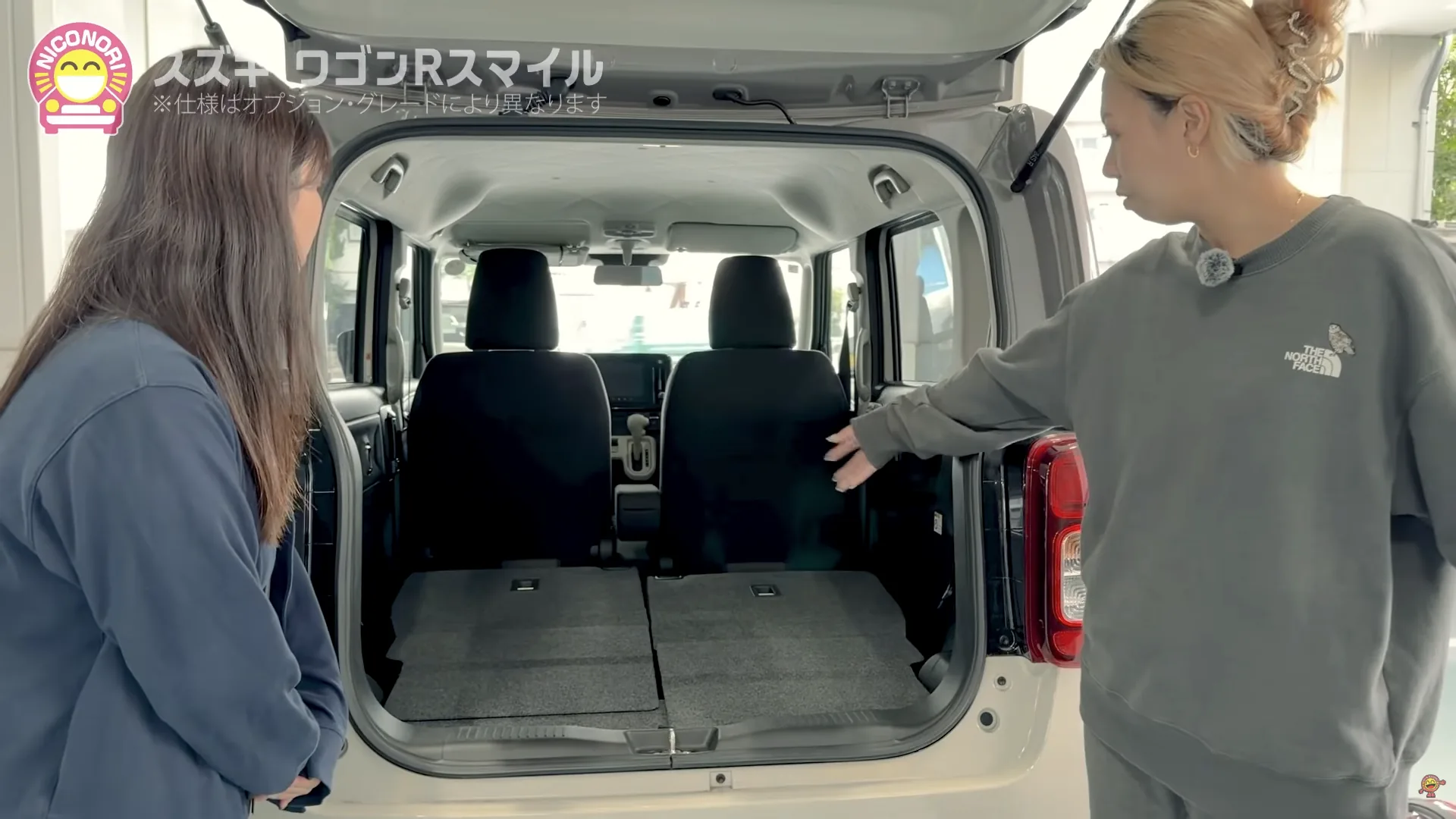 背もたれを倒したワゴンRスマイルの後席