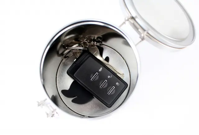 金属製の缶に入れる